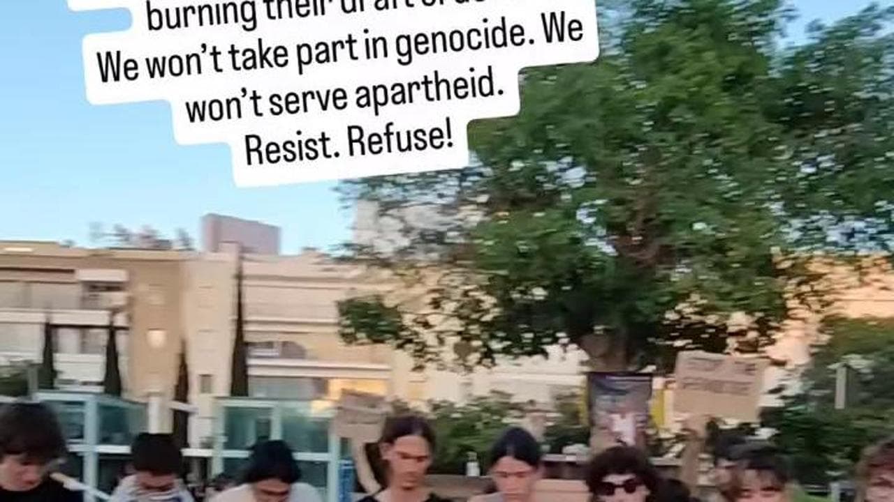 Tel Aviv. Ragazzi israeliani bruciano gli ordini di leva militare: "Non parteciperemo al genocidio"