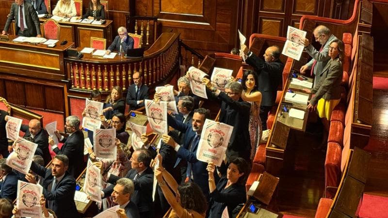 Separazione carriere, Senato approva. Opposizioni mostrano Carta capovolta. Meloni: “Passo avanti”