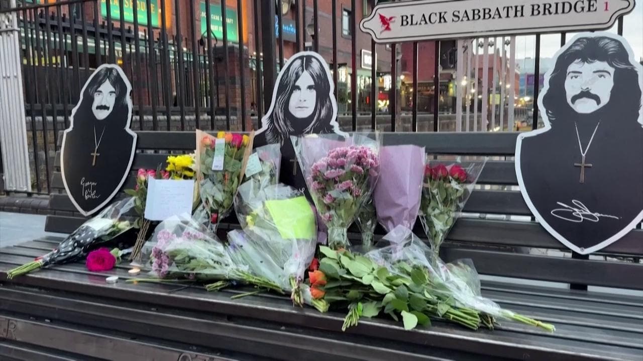 Birmingham. Fiori e candele, musica e lacrime al memoriale in strada per Ozzy Osbourne
