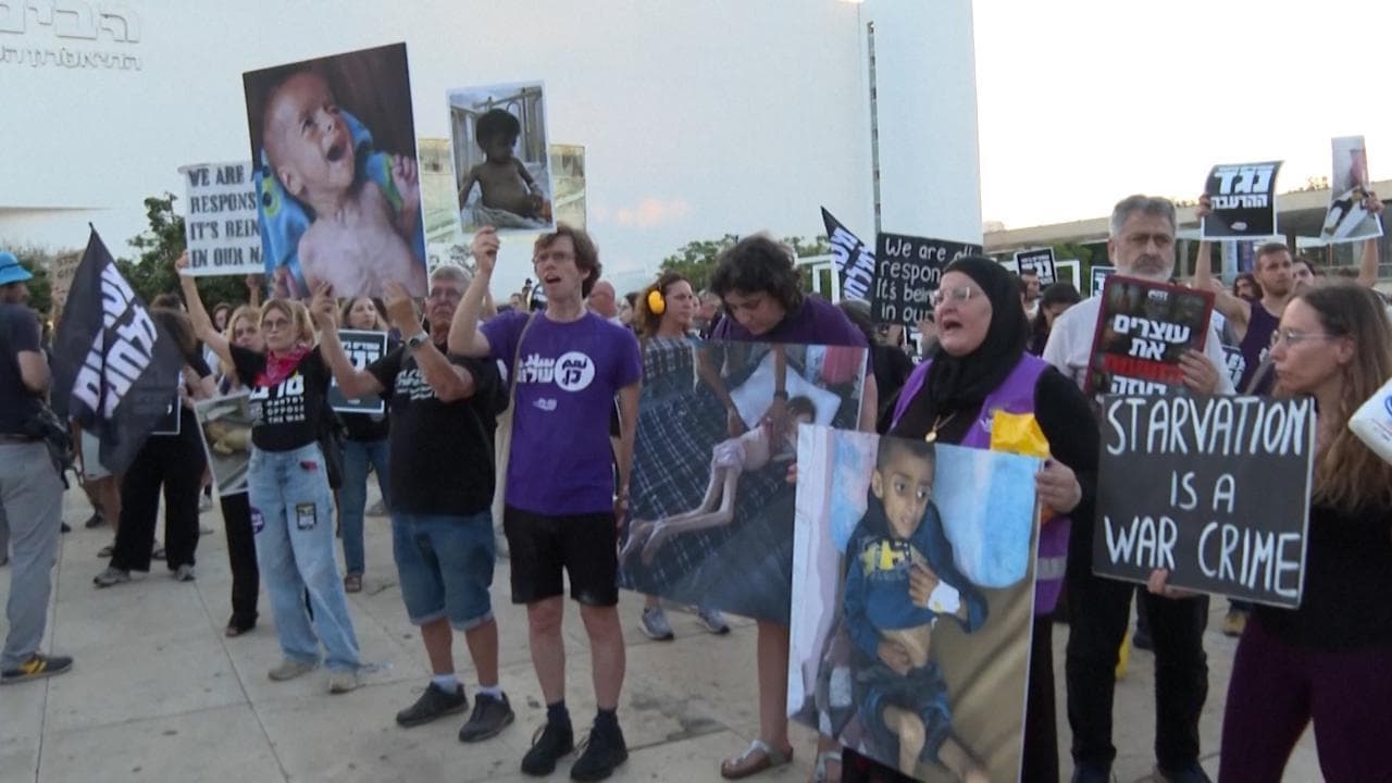 Tel Aviv, sacchi di farina come bebè in braccio: i manifestanti chiedono la fine della guerra a Gaza
