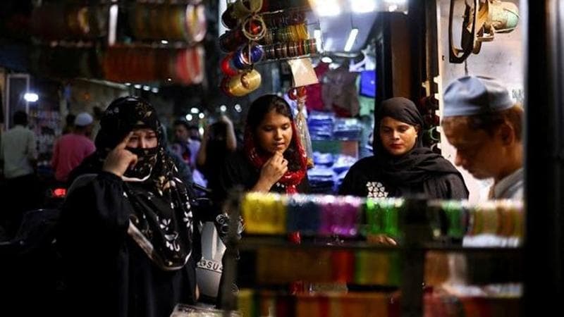 Women shop (REUTERS/Anushree Fadnavis)
