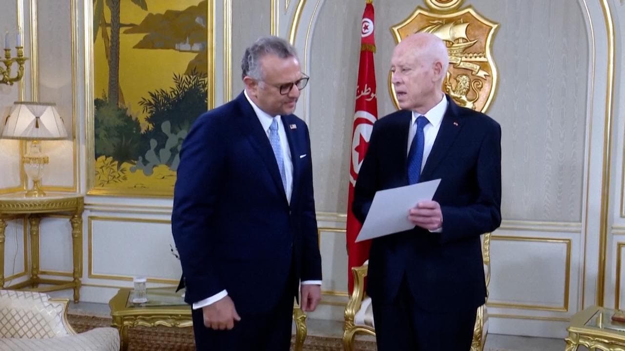 Il presidente della Tunisia mostra all'inviato di Trump foto dei bambini di Gaza: "Mangiano sabbia"