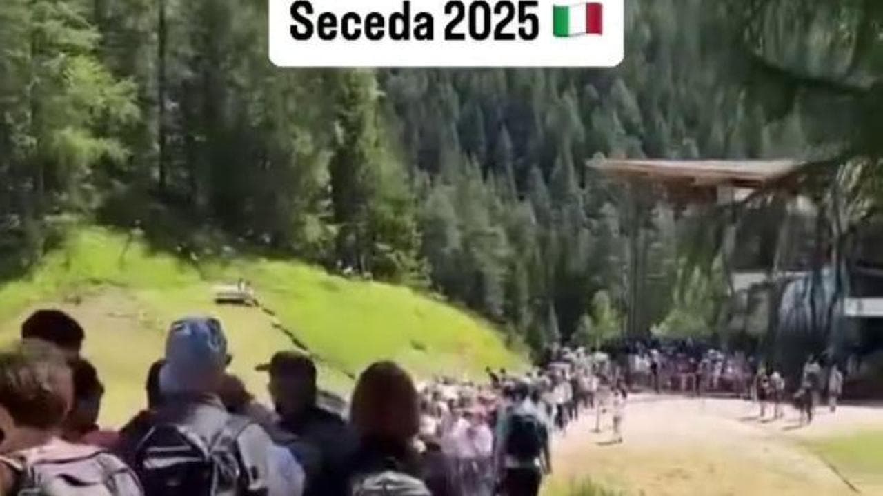 Alto Adige invaso dai turisti: centinaia di persone in fila sotto il sole per la funivia a Seceda