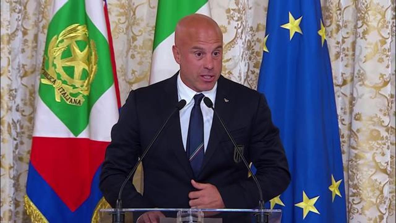 Calcio, Azzurre al Quirinale, il ct Soncin: "Presidente è un onore incontrarla, a nome di tutte noi"