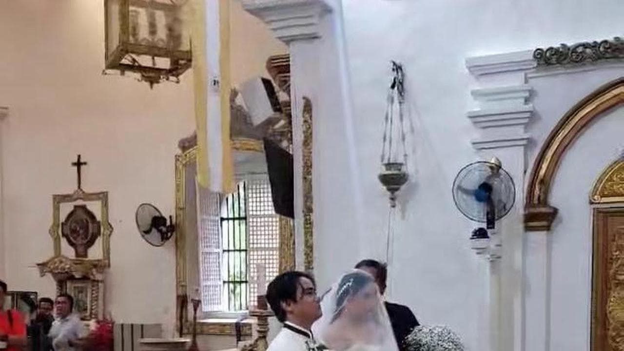 Filippine, tifone e allagamenti: si sposano in chiesa con l'acqua alle ginocchia come se nulla fosse