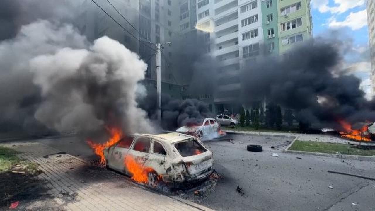 Ucraina, Kharkiv sotto attacco: condomini e auto in fiamme, i cittadini in fuga con bambini e gatti