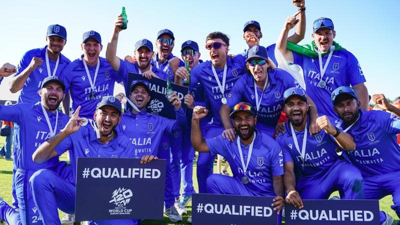 L’Italia di cricket a Voorburgn, nei Paesi Bassi, festeggia la qualificazione per la Coppa del Mondo T20 2026. In piedi, secondo da destra, il capitano Joe Burns. G.van der Laarse / federazione italiana cricket