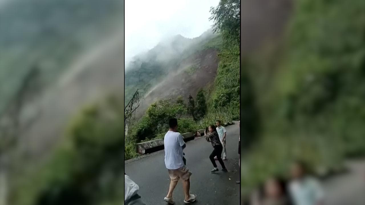 Cina, la frana sorprende i turisti: le riprese in diretta e la corsa per mettersi in salvo
