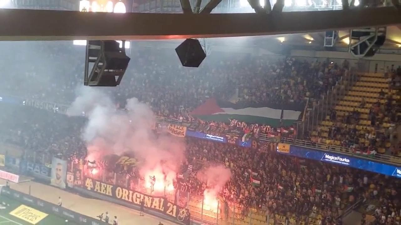 Aek Atene-Beer Sheva, tifosi greci srotolano bandiere palestinesi e gridano "Fanc... Israele"