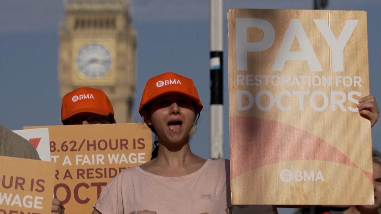 Gb, sciopero di 5 giorni dei giovani medici: "Pochi e mal pagati, costretti a fuggire all'estero"