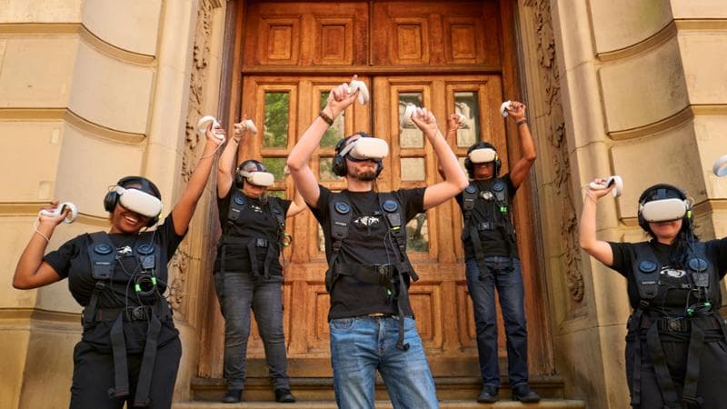 Non solo visori virtuali, ma anche cuffie e gilet vibranti per ricreare l’esperienza di un rave.