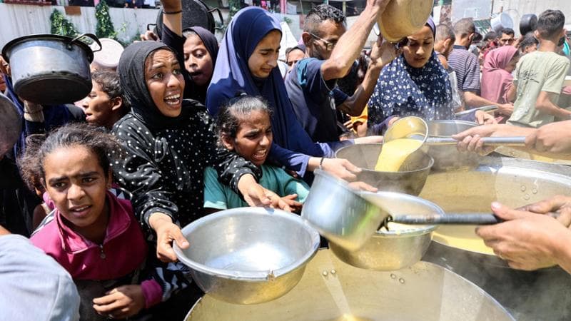 Gaza City, 25 luglio: palestinesi in coda per il cibo