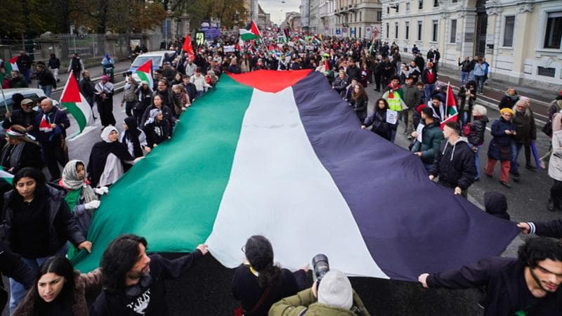 Una grande bandiera della Palestina a una manifestazione milanese&nbsp;per Gaza
