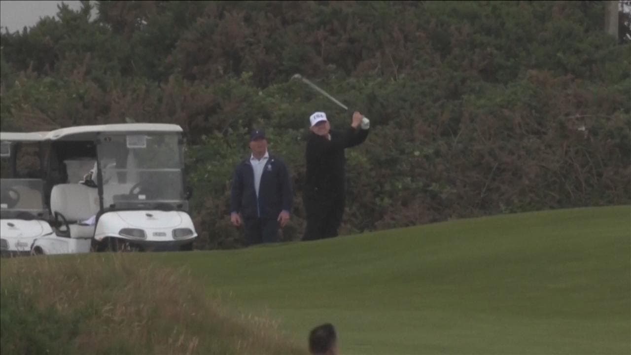 Scozia, Trump gioca a golf: lo swing del presidente circondato dai bodyguard