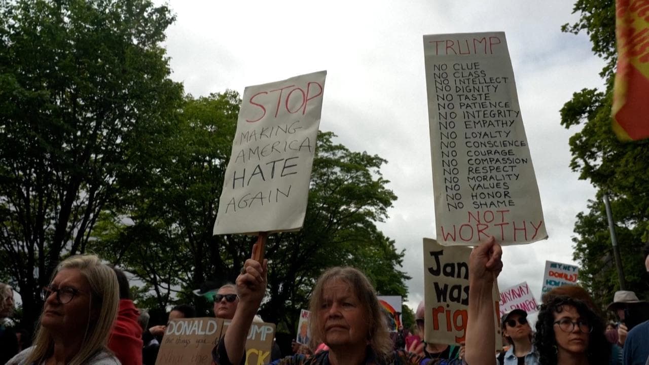 Scozia, "Non dovresti essere qui": centinaia di manifestanti contro Trump
