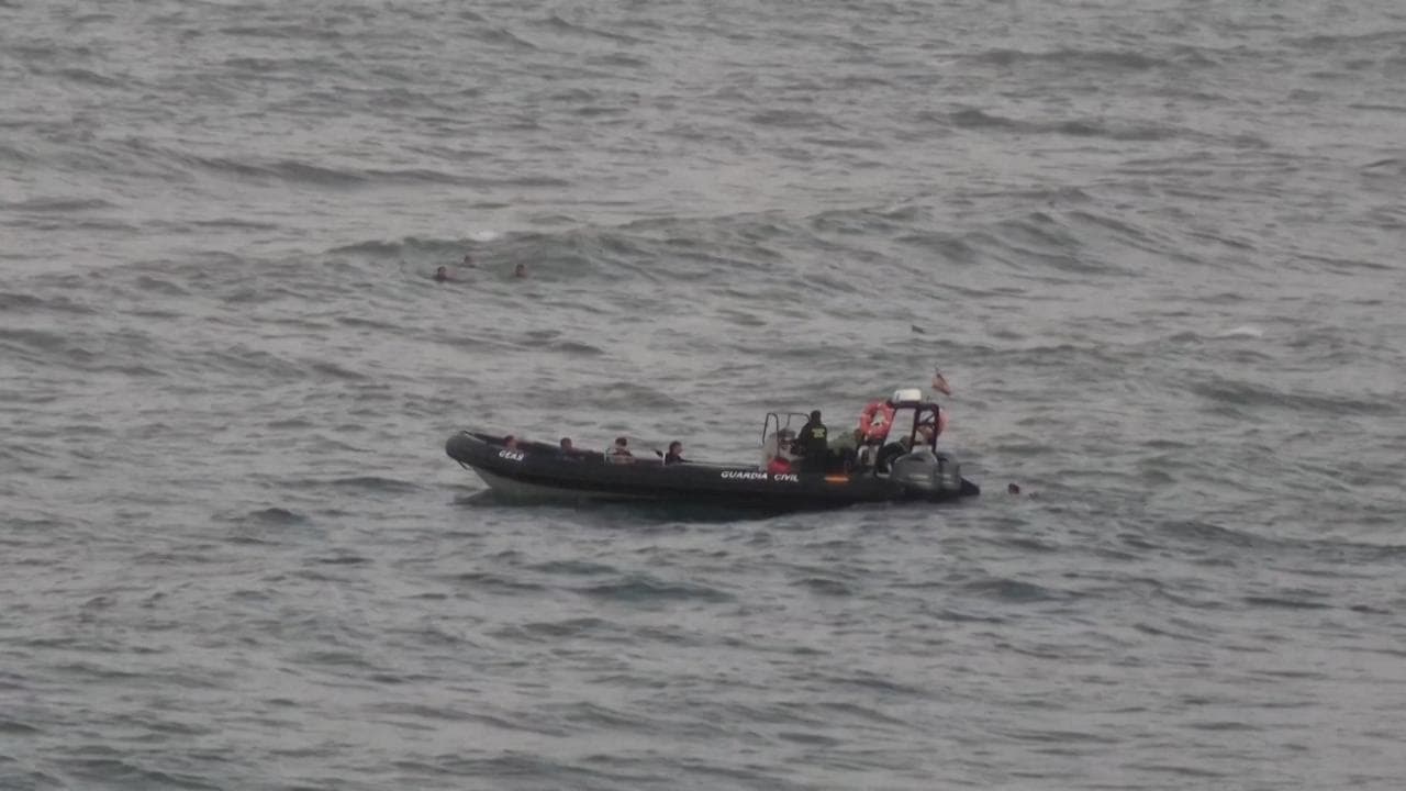 Migranti, dalla costa marocchina a Ceuta a nuoto: decine di bambini in mare tra onde e nebbia