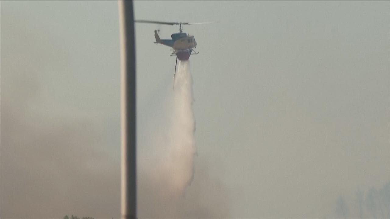 Grecia, elicotteri in azione contro il maxi incendio a Drosopigi: colonne di fumo sull’Attica