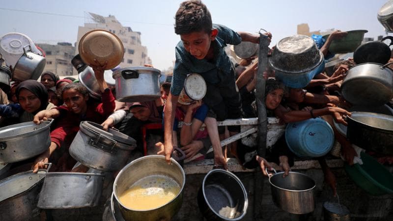 Gaza City, 26 luglio: palestinesi in coda per il cibo
