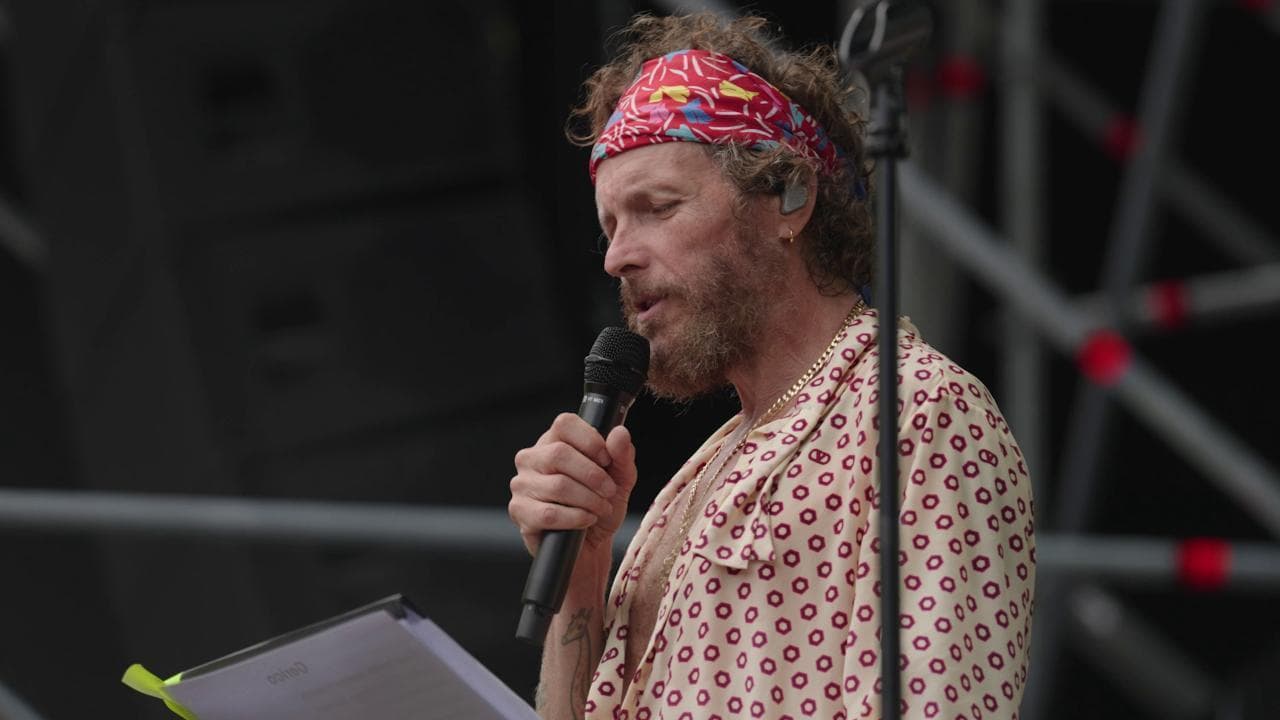 Jovanotti porta 5.000 fan in bici tra le Alpi: il concerto sold out in 34 minuti