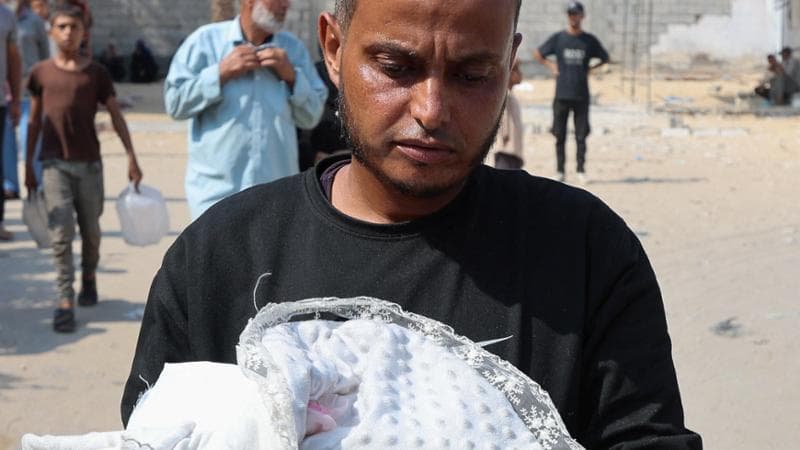 Cibo dagli aerei e corridoi per i camion, il piano contro la fame a Gaza. Israele: tregue umanitarie