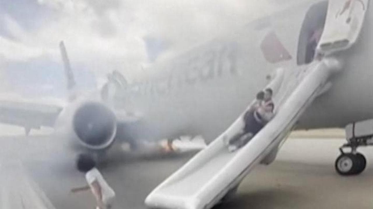Momenti di paura a Denver: i passeggeri dell'aereo scendono dagli scivoli tra il fumo