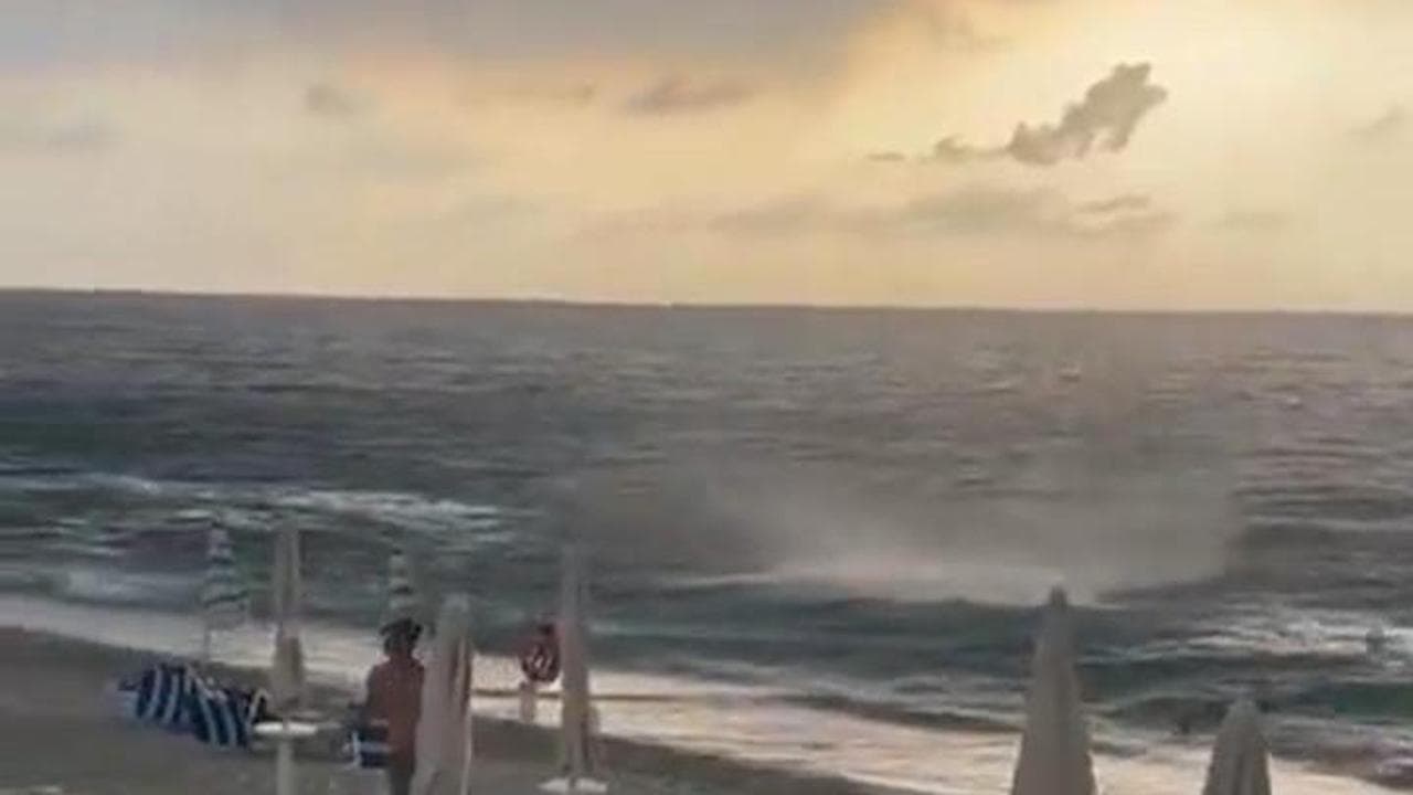 Tromba d'aria sulla spiaggia di Tropea: bagnanti in fuga
