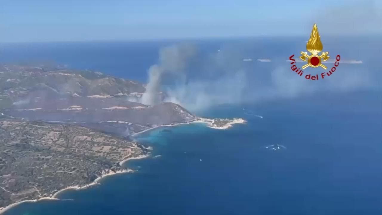 Fumo e fiamme su Villasimius, le immagini dall'alto mostrano il disastro in Sardegna