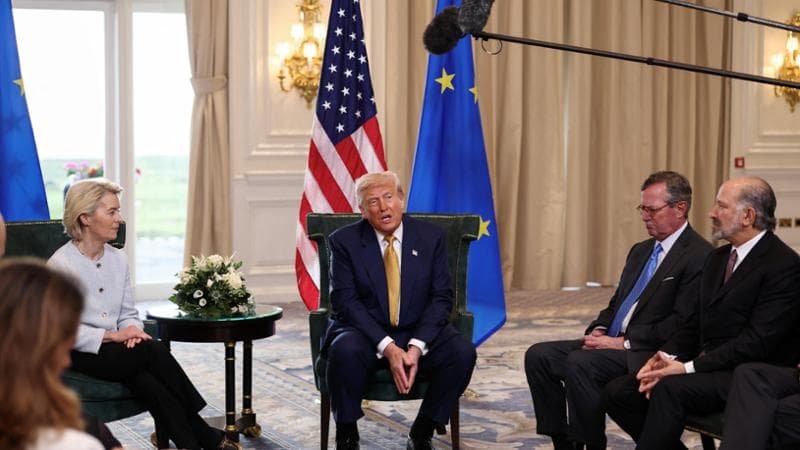 Da sinistra, Ursula von der Leyen e Donald Trump