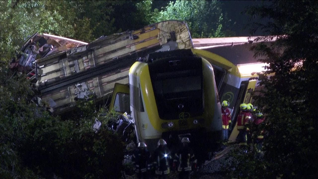 Germania, deraglia treno: 3 morti e decine di feriti. La causa forse una frana per maltempo