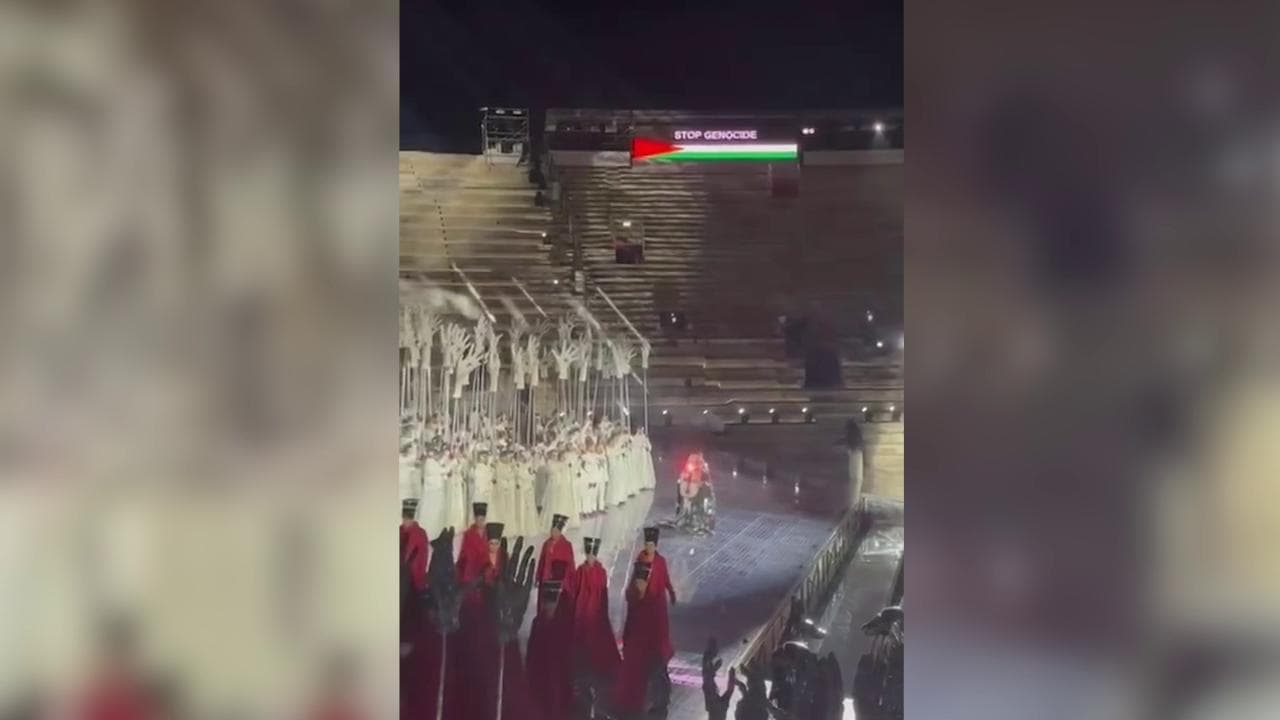 "Stop al genocidio": la scritta e la bandiera palestinese si accendono all'Arena di Verona
