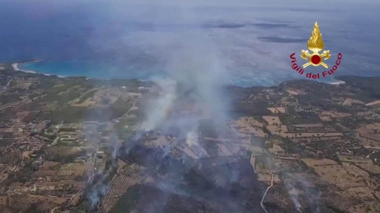 Orosei in fiamme, Canadair in volo: la Sardegna vista dall’alto