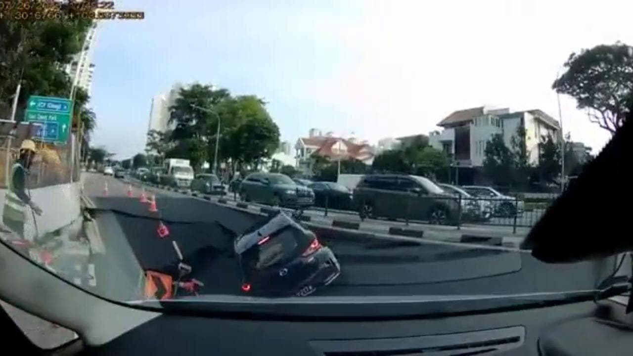 Singapore, l’auto sprofonda in una voragine: salvata la conducente