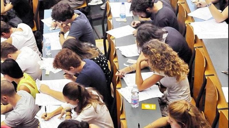 Medicina, oltre 54mila iscritti al semestre aperto. Bernini: “Università è palestra non un muro”
