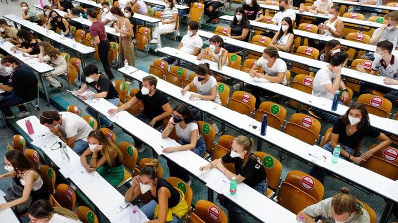 Medicina, 54mila iscritti: uno su due passerà il semestre