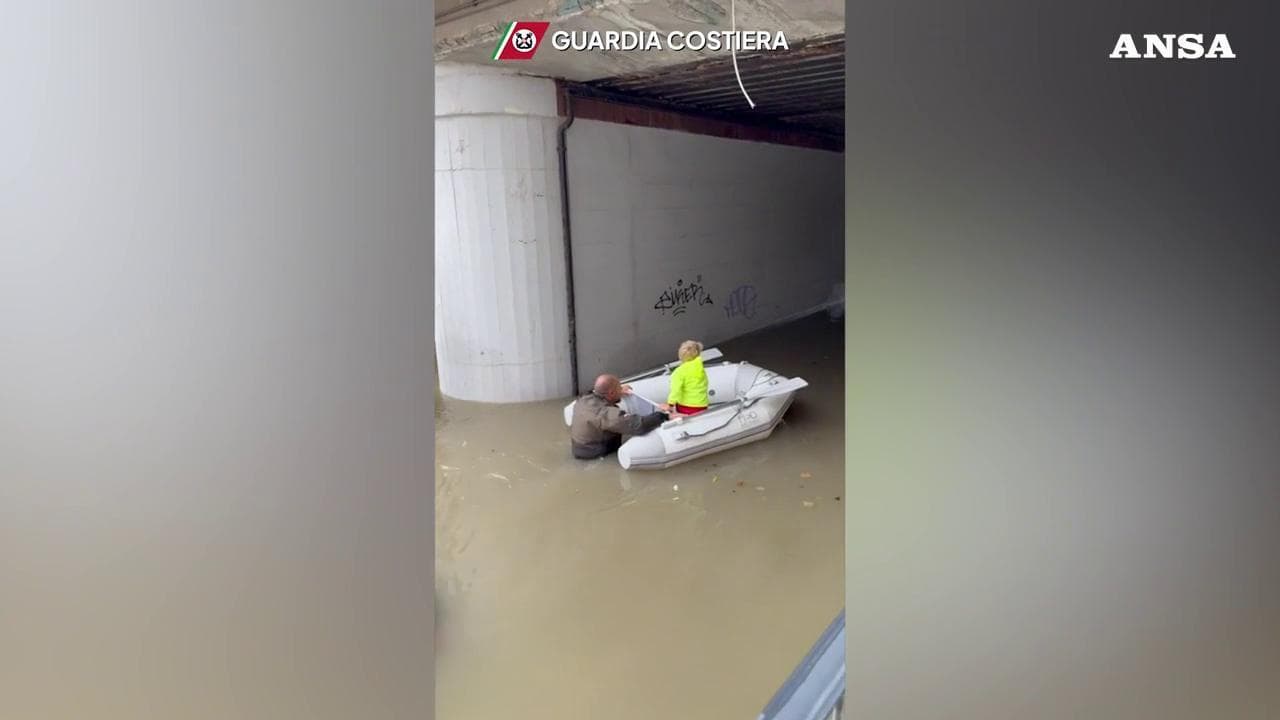 Nubifragio a San Benedetto del Tronto: i cittadini salvati in gommone dalla guardia costiera