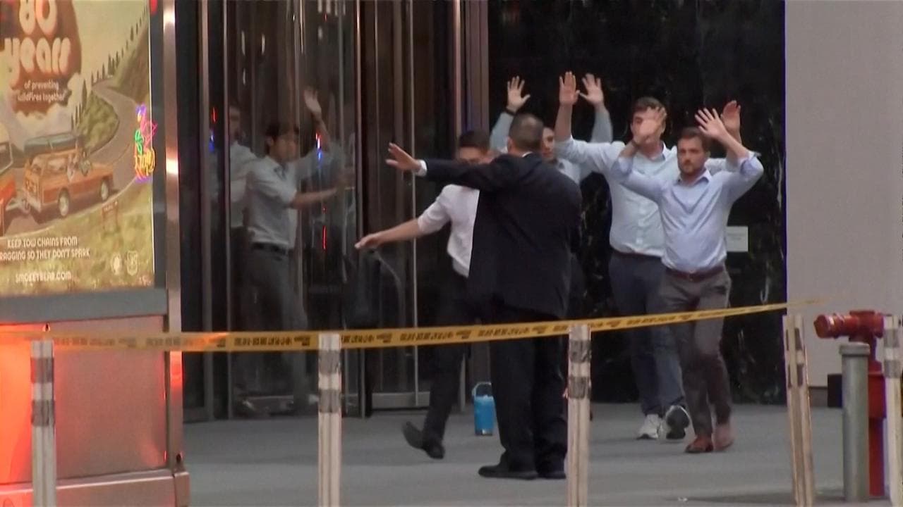Sparatoria a Manhattan: la gente evacuata dal grattacielo a mani alzate, l'arrivo delle ambulanze
