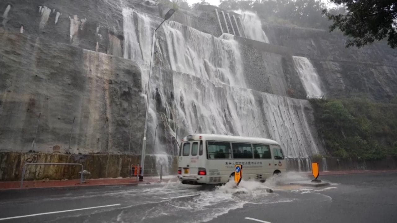 Hong Kong: allerta nera per i temporali, le piogge intense creano una cascata sulla strada