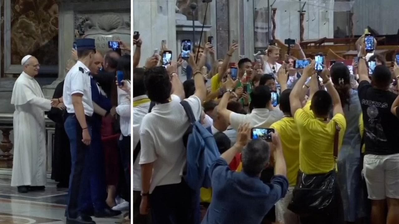 San Pietro, papa Leone saluta gli influencer: strette di mano e sorrisi ripresi dai cellulari
