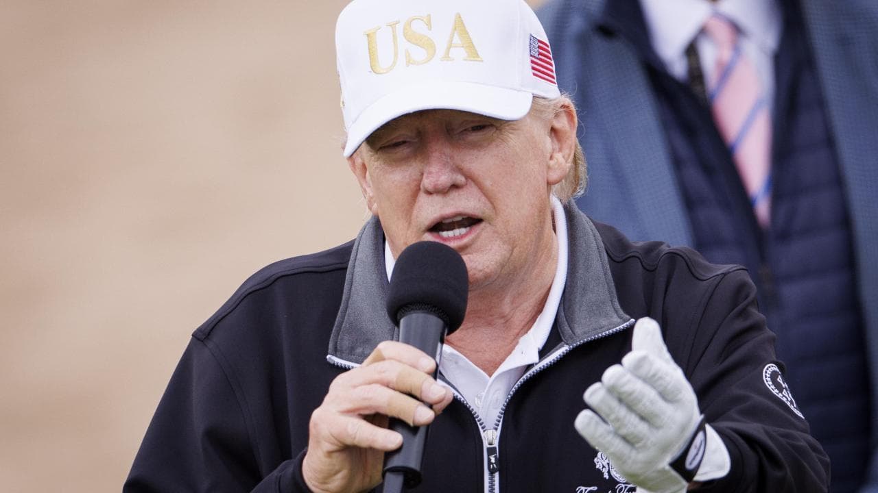 Trump inaugura un campo da golf che porta il suo nome in Scozia: "Ho fermato già cinque guerre"