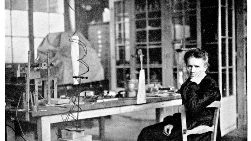Marie Curie in laboratorio nel 1911,&nbsp;l&rsquo;anno in cui l&rsquo;Accademia svedese&nbsp;le assegn&ograve;&nbsp;il secondo Nobel
