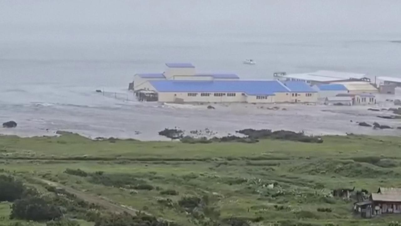Onde travolgono case e strade a Severo-Kurilsk: le immagini dello tsunami in Russia