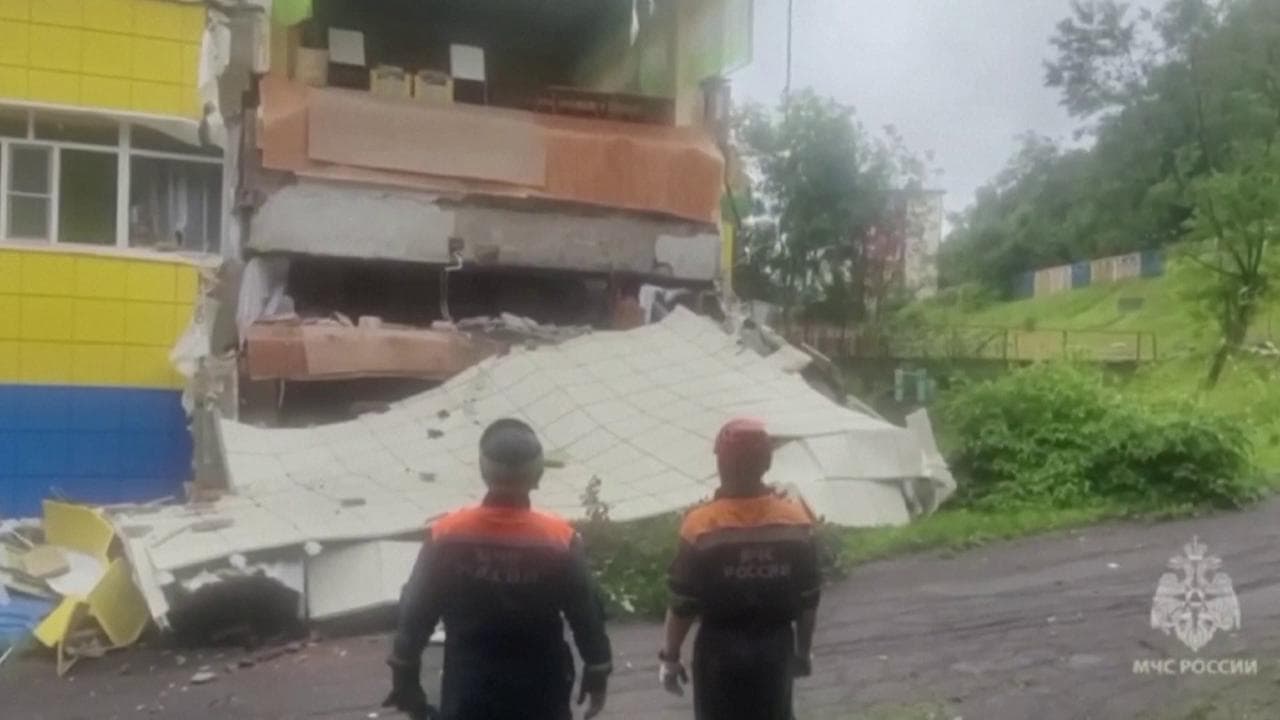 Terremoto in Kamchatka, l'asilo è in macerie: i vigili del fuoco scavano tra i detriti