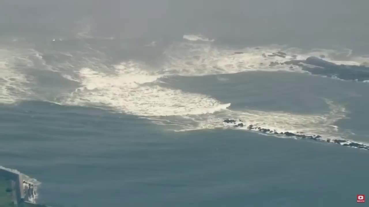 Mare in tempesta, onde spettrali: lo tsunami in arrivo sulle coste del Giappone