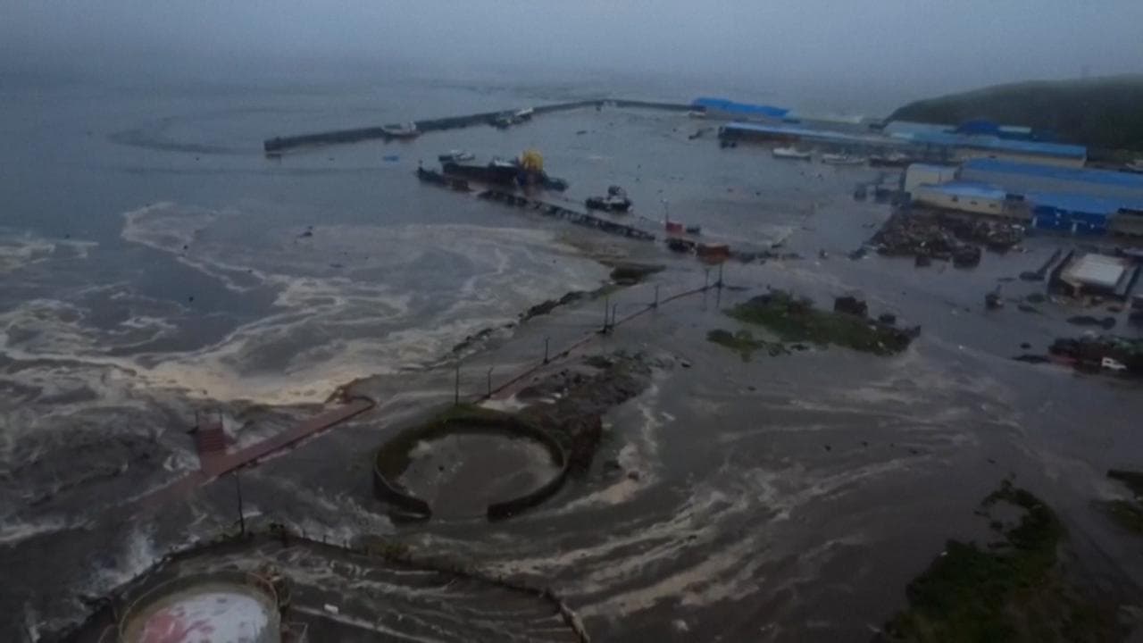 Il porto in Russia devastato dalle onde tsunami: barche spazzate via a Severo-Kurilsk