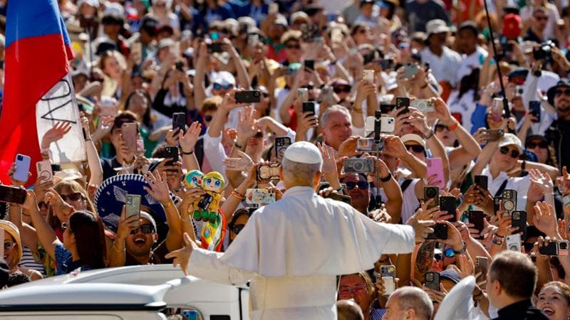 Il papa arriva all'udienza generale in San Pietro