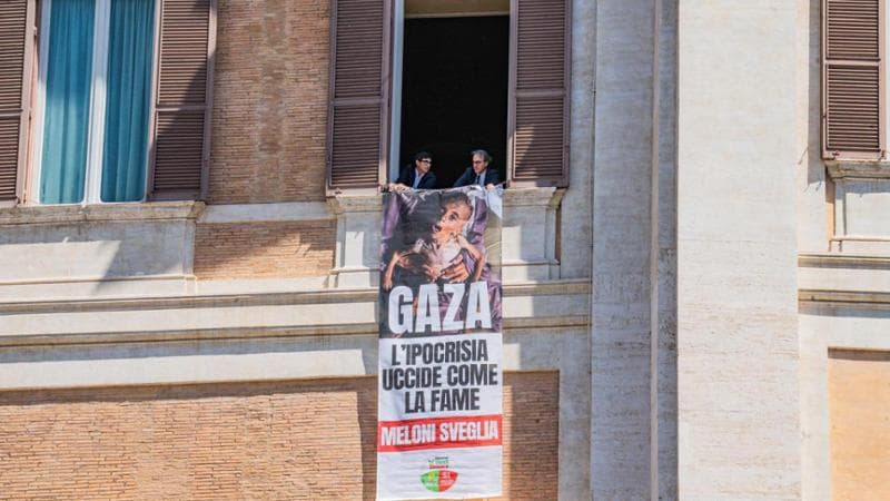 "Gaza, l’ipocrisia uccide come la fame”. Fratoianni e Bonelli espongono lo striscione a Montecitorio
