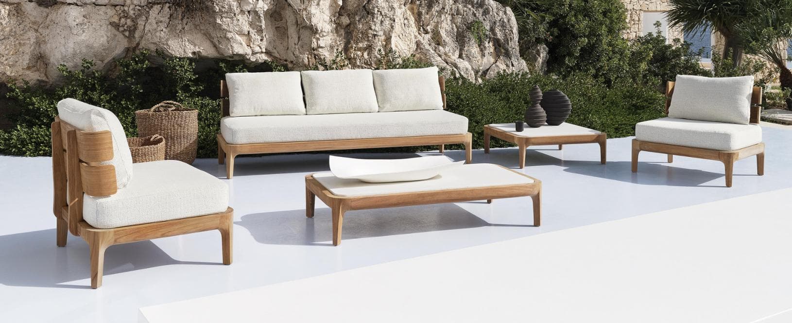 Un tavolo da pranzo, una panca e una chaise longue arricchiscono Mediterraneo, la linea disegnata da Francesco Meda per Gervasoni, che interpreta il calore del legno outdoor