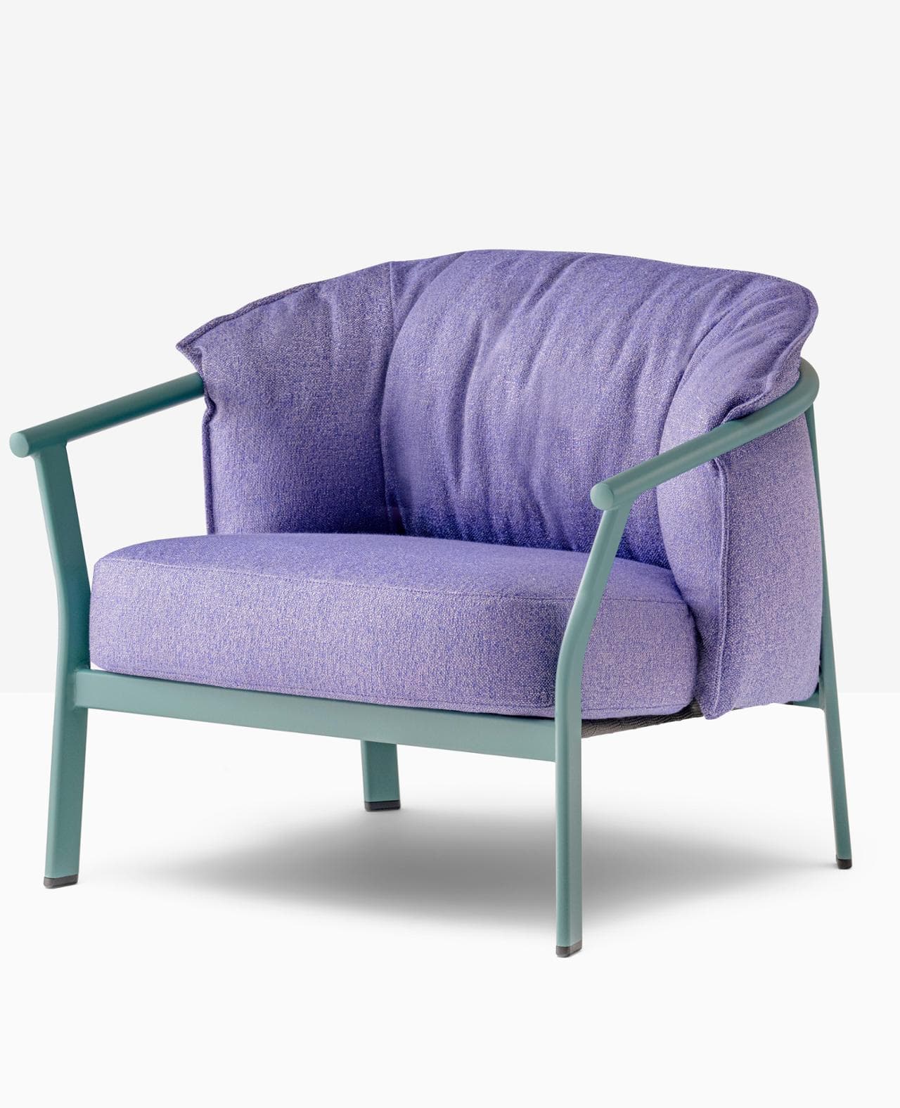 La collezione Lamorisse di Pedrali cresce e accoglie la versione outdoor della poltrona lounge. Cmp Design mantiene intatto il contrasto tra la leggera struttura portante e le generose imbottiture adesso impermeabili e sfoderabili