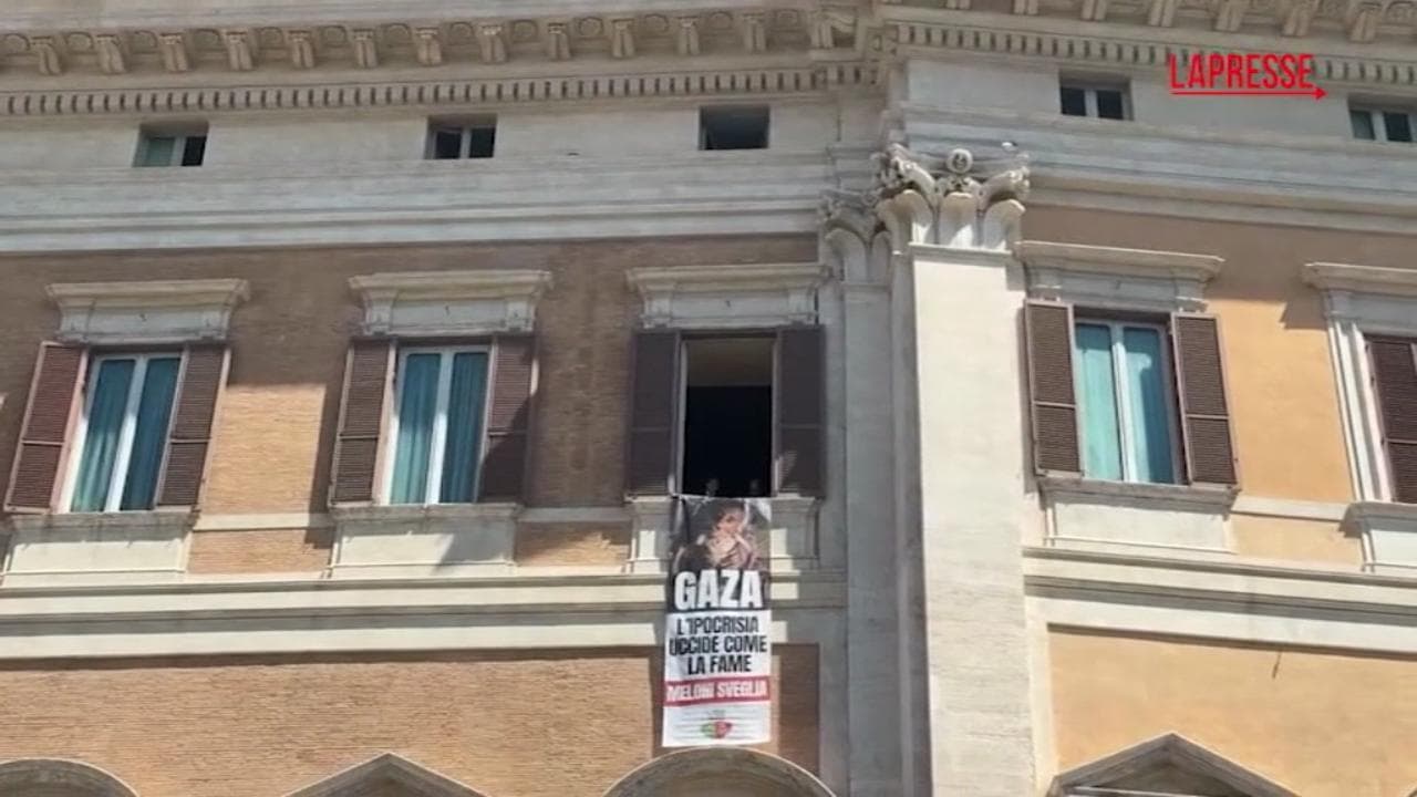 Gaza, striscione Avs su facciata Montecitorio: "L'ipocrisia uccide come la fame"
