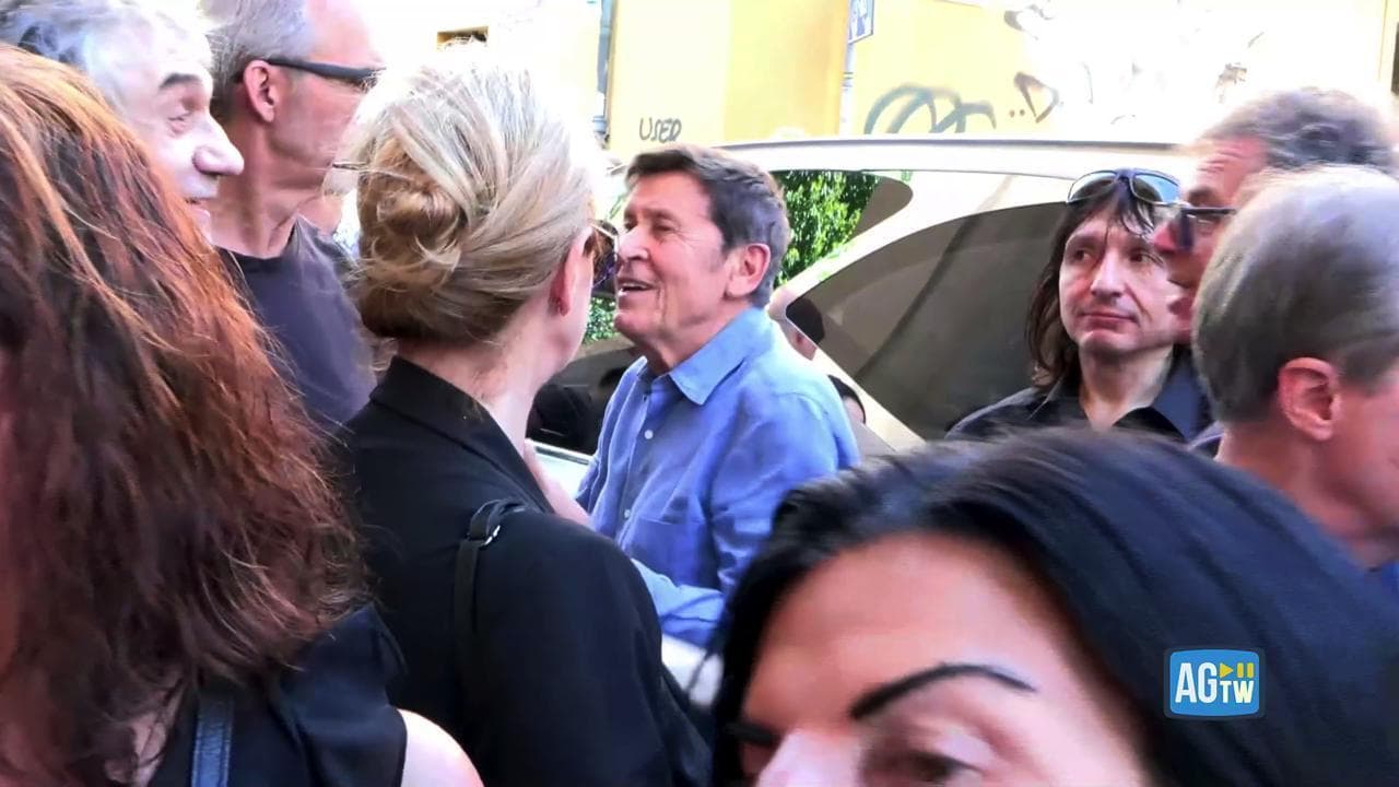 Addio a Celso Valli, il coro "Nel blu dipinto di blu" con Laura Pausini alla fine del funerale